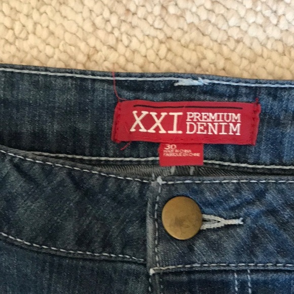 Ladies denim shorts with scalloped edge and decorated stitching. Size 30. - Picture 3 of 3